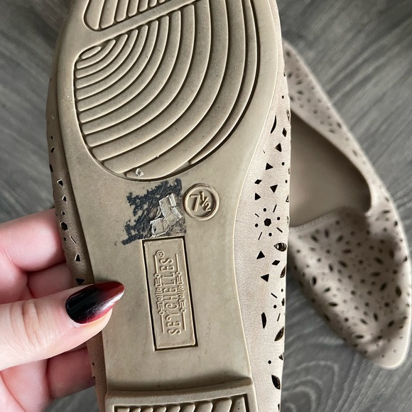 Tan floral cut out flats 🥿 - Picture 4 of 5